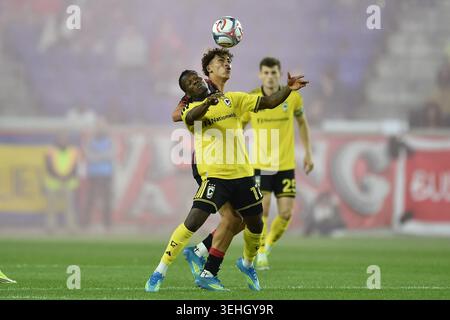 Columbus Crew Mittelfeldspieler SEKOU BANGOURA (17) und New York Red Bulls Mittelfeldspieler ADRI MEHMETI (15) im Sports Illustrated Stadium in Har Stockfoto