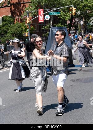 Über 100 verschiedene Tanzgruppen und Compagnien traten bei der 20-jährigen New York City Dance Parade entlang der 6th Avenue in Manhattan auf Stockfoto