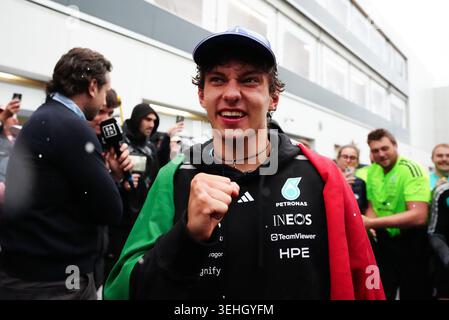 Rennsieger Mercedes-Pilot Andrea Kimi Antonelli nach dem Großen Preis von Kanada 2026 auf dem Circuit de Gilles-Villeneuve, Montreal. Bilddatum: Sonntag, 24. Mai 2026. Stockfoto