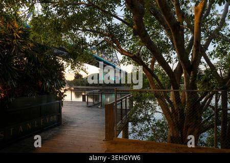 Blick von der Promenade des Stanley Restaurants an den Howard Smith Wharves unter der Story Bridge über den Brisbane River, Queensland. 2025 Stockfoto