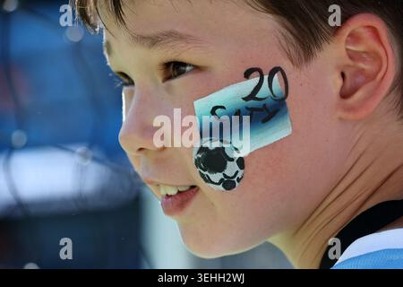 Etihad Stadium, Manchester, Lancashire, Großbritannien. Mai 2026. Premier League Football, Manchester City gegen Aston Villa; ein junger Fan trägt die Gesichtsfarbe des Trikots Nummer Bernardo Silva von Manchester City Credit: Action Plus Sports/Alamy Live News Stockfoto