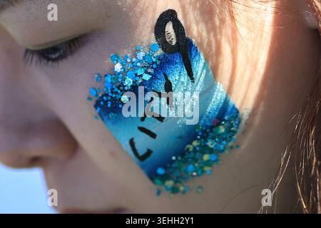 Etihad Stadium, Manchester, Lancashire, Großbritannien. Mai 2026. Premier League Football, Manchester City gegen Aston Villa; ein Fan trägt Gesichtsfarbe mit dem Trikot Nummer 0f Erling Haaland von Manchester City Credit: Action Plus Sports/Alamy Live News Stockfoto