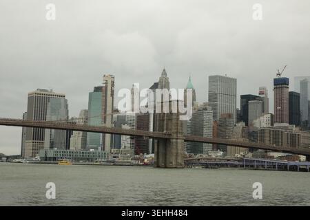 Brooklyn Bridge mit Manhattan Skyline in New York City am bewölkten Tag Stockfoto