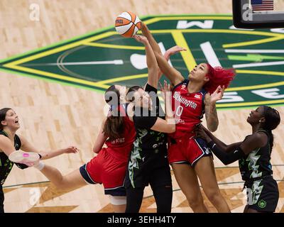 Seattle, Washington, USA. Mai 2026. Das Washington Mystics Center SHAKIRA AUSTIN (0) und der Seattle Storm Guard KATIE LOU SAMUELSON (33) gehen im vierten Quartal des WNBA-Spiels zwischen dem Seattle Storm und Washington Mystics in der Climate Pledge Arena in Seattle auf eine Rebound. (Kreditbild: © Richard Dizon/ZUMA Press Wire) NUR REDAKTIONELLE VERWENDUNG! Nicht für kommerzielle ZWECKE! Stockfoto