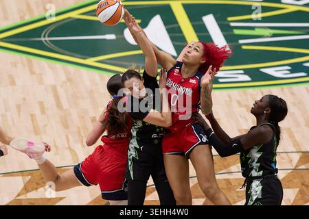 Seattle, Washington, USA. Mai 2026. Das Washington Mystics Center SHAKIRA AUSTIN (0) und der Seattle Storm Guard KATIE LOU SAMUELSON (33) gehen im vierten Quartal des WNBA-Spiels zwischen dem Seattle Storm und Washington Mystics in der Climate Pledge Arena in Seattle auf eine Rebound. (Kreditbild: © Richard Dizon/ZUMA Press Wire) NUR REDAKTIONELLE VERWENDUNG! Nicht für kommerzielle ZWECKE! Stockfoto