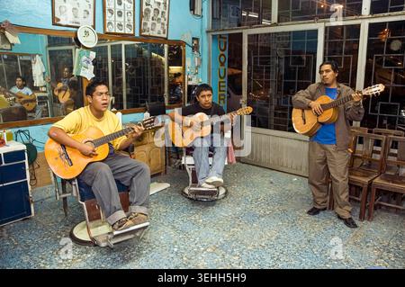 Nachtgitarrenkurs. Papantla, Veracruz, Mexiko Stockfoto