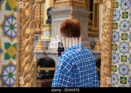 Männlicher Tourist, der Fotos mit Smartphone macht, moderner Reisender, der Fotos mit Smartphone aufnimmt, Rückansicht Stockfoto