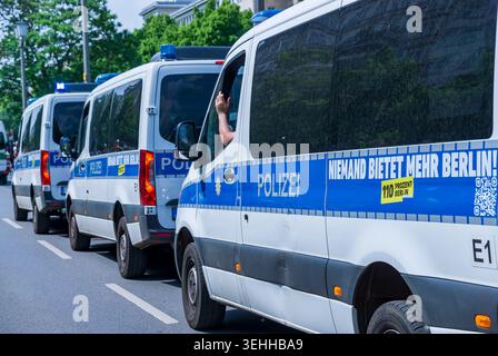Mehrere Berliner Polizeitransporter parkten in einer Reihe auf einer Stadtstraße während eines Sicherheitseinsatzes in der deutschen Hauptstadt. Deutsches Polizeiauto. Stockfoto