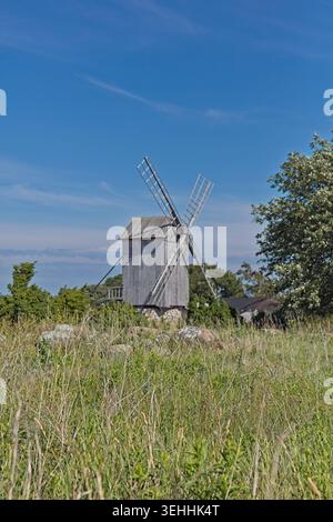 Traditionelle Holzwindmühle auf einem grasbewachsenen Feld, Ohessaare Windmühle auf der Insel Saaremaa bei sonnigem Sommerwetter, Estland, Europa. Stockfoto