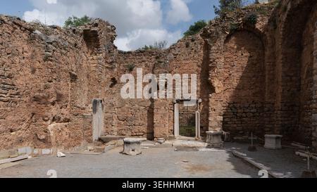 Alte Steinmauern und eine Tür zu den Ruinen von Ephesus, Selcuk, Türkei. Historische archäologische Stätte unter bewölktem Himmel Stockfoto