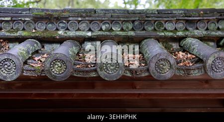 Detail mit dekorativen Dachziegeln mit tomoe-Spiralmuster auf japanischem Tempel, Kyoto, Japan Stockfoto