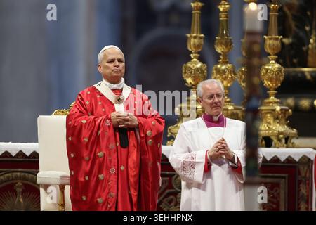 Vatikan, Italien. Mai 2026. Der Papst auf dem Altar, Bischof Diego Giovanni Ravelli an seiner Seite. Feierliche Feier der Pfingstmesse unter dem Vorsitz von Papst Leo XIV. Am zentralen Altar des Petersdoms. Tausende von Gläubigen nahmen an der Liturgie teil, die der Herabkunft des Heiligen Geistes gewidmet war, einem zentralen Moment in der christlichen Tradition und einem Symbol der Einheit und Erneuerung für die Weltkirche. Quelle: SOPA Images Limited/Alamy Live News Stockfoto