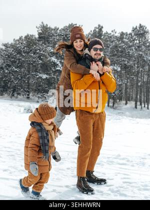 Die Familie genießt im Winter einen verschneiten Tag im Wald Stockfoto