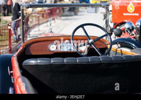 Sitges, Spanien. 11. März 2012: Lenkrad und hölzerne Armaturentafel eines Oldtimers bei Sitges Rallye Stockfoto