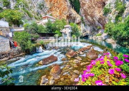 Fantastisches Derwischkloster oder Tekke an der Buna-Quelle in der Stadt Blagaj. Lage: Blagaj, Mostar Basin, Kanton Herzegowina-Neretva, Bosnien Stockfoto