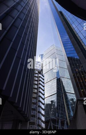 Flacher Blick auf die modernen Wolkenkratzer im Geschäftsviertel Stockfoto