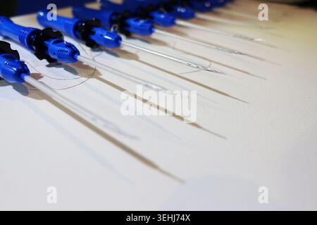 Nahaufnahme orthopädisch-chirurgischer Instrumente, vorbereitet für minimalinvasive Operationen im modernen Krankenhaus mit steriler medizinischer Umgebung. Stockfoto