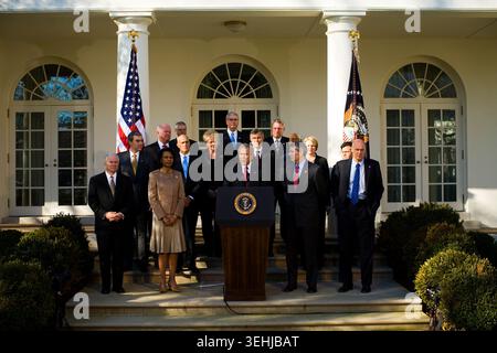 Präsident Bush spricht im Rosengarten mit seinem Kabinett Stockfoto
