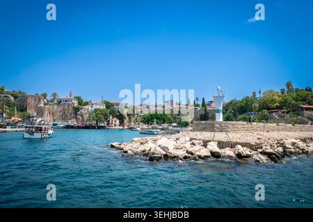 Malerischer alter Hafen von Antalya mit Blick auf den Leuchtturm und das Taurusgebirge auf das Mittelmeer, Türkei Stockfoto