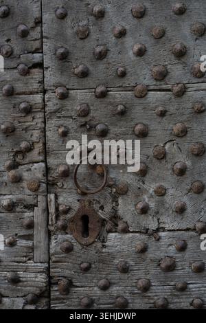 Mittelalterliche italienische Holztür mit Eisenbesatz Stockfoto