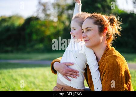 Mutter und Tochter schauen in die Ferne, Kopierraum Stockfoto
