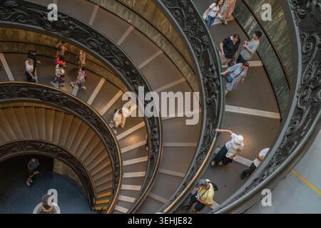 Touristen steigen die berühmte Bramante-Wendeltreppe des Vatikans hinab Stockfoto