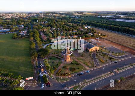 Luftaufnahme der Moinho Povos Unidos Windmühle, umgeben von grünen Rasenflächen und Stadtlandschaft in Holambra, Bundesstaat Sao Paulo, Brasilien. Stockfoto