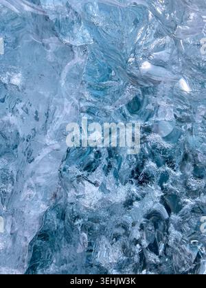 Abstrakte Nahaufnahme der blauen Gletschereisstrukturen in einer Eishöhle in der Nähe der Jökulsárlón-Gletscherlagune im Vatnajökull-Nationalpark, Island. Stockfoto