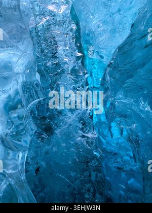 Tiefblaues Gletschereis in einer natürlichen Eishöhle in der Nähe der Jökulsárlón-Gletscherlagune im Vatnajökull-Nationalpark, Südisland. Stockfoto