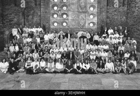 MEL GIBSON, GLENN CLOSE, HELENA BONHAM-CARTER, IAN HOLM, NATHANIEL PARKER und FRANCO ZEFFIRELLI und andere Mitglieder der Besetzung und Crew posieren auf dem Set in den Shepperton Studios während der Dreharbeiten von HAMLET 1990 Regisseur FRANCO ZEFFIRELLI Play WILLIAM SHAKESPEARE Drehbuch CHRISTOPHER DE VORE und FRANCO ZEFFIRELLI Kostümdesign MAURIZIO MILENOTTI Direction DANTE FERRETTI und CARRETTI & CARVERCONE Bilder / CARNICO Bilder / CARNICO Bilder / CARNICO Bilder Stockfoto
