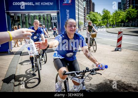 ROTTERDAM - die Teilnehmer erfrischen sich am Ziel des Roparun. Das Staffelrennen der Wohltätigkeitsorganisation wurde bei sommerlichen Temperaturen ausgetragen. ROBIN UTRECHT / ANP netherlands Out - belgien Out Stockfoto