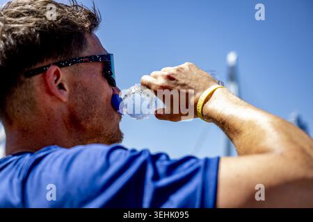 ROTTERDAM - die Teilnehmer erfrischen sich am Ziel des Roparun. Das Staffelrennen der Wohltätigkeitsorganisation wurde bei sommerlichen Temperaturen ausgetragen. ROBIN UTRECHT / ANP netherlands Out - belgien Out Stockfoto