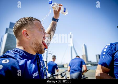 ROTTERDAM - die Teilnehmer erfrischen sich am Ziel des Roparun. Das Staffelrennen der Wohltätigkeitsorganisation wurde bei sommerlichen Temperaturen ausgetragen. ROBIN UTRECHT / ANP netherlands Out - belgien Out Stockfoto