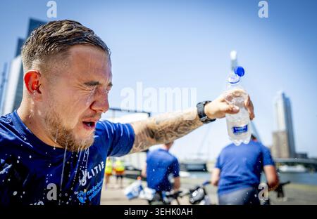ROTTERDAM - die Teilnehmer erfrischen sich am Ziel des Roparun. Das Staffelrennen der Wohltätigkeitsorganisation wurde bei sommerlichen Temperaturen ausgetragen. ROBIN UTRECHT / ANP netherlands Out - belgien Out Stockfoto