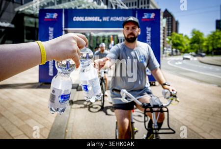 ROTTERDAM - die Teilnehmer erfrischen sich am Ziel des Roparun. Das Staffelrennen der Wohltätigkeitsorganisation wurde bei sommerlichen Temperaturen ausgetragen. ROBIN UTRECHT / ANP netherlands Out - belgien Out Stockfoto