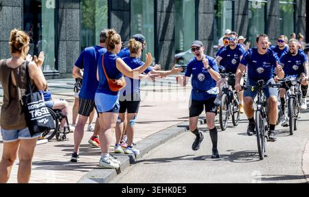 ROTTERDAM - die Teilnehmer erfrischen sich am Ziel des Roparun. Das Staffelrennen der Wohltätigkeitsorganisation wurde bei sommerlichen Temperaturen ausgetragen. ROBIN UTRECHT / ANP netherlands Out - belgien Out Stockfoto