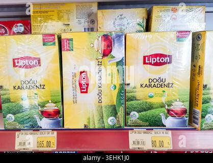 Avsallar, Türkei - 27. September 2025: Die Teeboxen von Lipton sind im Supermarktregal angeordnet und tragen den Markennamen Packaging Displays vib Stockfoto