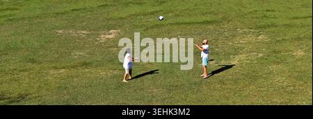 RIO DE JANEIRO, BRASILIEN – 19. Juni 2025: Vater und Sohn spielen Ball im öffentlichen Park (Quinta da Boa Vista) Stockfoto