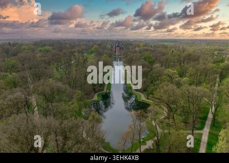 Aus der Vogelperspektive bei Dämmerung mit Blick auf den langen formalen Wasserkanal, der das Anwesen von Kasteel de Haar in Haarzuilens, Provinz Utrecht, Neth, teilt Stockfoto