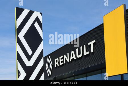 Reana, Italien. April 2023. Neue Renault Totem-Beschilderung neben Logo und Markenname im offiziellen Autohaus. Stockfoto