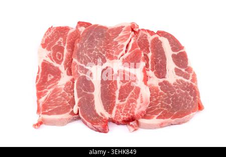Ungekochte Scheiben vom Schweinehals auf weißem Hintergrund. Stockfoto
