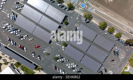 Abgewinkelte Luftaufnahme der Carports von Solarmodulen auf einem großen Parkplatz Stockfoto