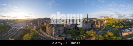 Blick aus der Vogelperspektive auf die historische Skyline von Edinburgh mit der Architektur der Burg und der Altstadt unter einem goldenen Sonnenuntergang in Edinburgh, Schottland, United Stockfoto