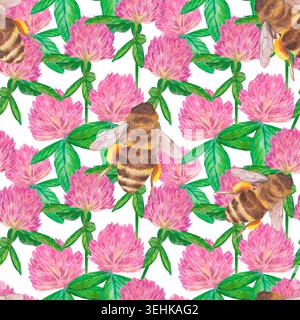Nahtloses Aquarellmuster mit rosa roten Kleeblüten, grünen Blättern und Honigbienen auf weißem Hintergrund. Handgemaltes botanisches Wiederholungsdesign für fa Stockfoto