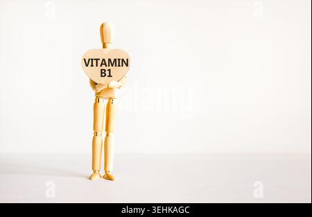 Vitamin B1-Symbol. Concept Words Vitamin B1 auf wunderschönem hölzernen Herzen. Arztmodell. Schöner weißer Hintergrund. Kopierbereich. Medizinische gesunde Lebensweise Stockfoto