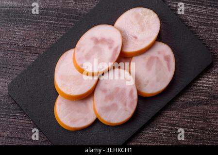 Gekochte Hähnchenwurst für Sandwiches und Antipasto zum Abendessen. Wurstscheiben als Lebensmittelhintergrund für Ihr Design Stockfoto