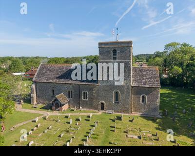 Luftaufnahme der denkmalgeschützten Pfarrkirche St. mary in shipley West sussex aus dem 12. Jahrhundert Stockfoto