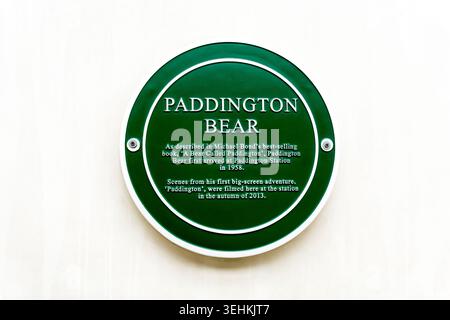 Eine grüne Gedenktafel an der Paddington Station erinnert an den Paddington-Bären, wie er in Michael Bonds Buch „A Bear Called Paddington“ beschrieben wird. Stockfoto