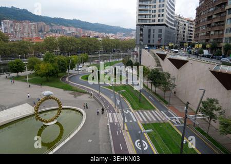 Blick aus einem hohen Winkel auf den Paseo de Uribitarte entlang des Flusses Nervión in Bilbao, Baskenland, Spanien, Europa Stockfoto