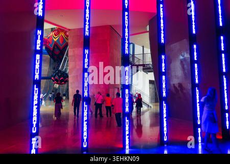 'Nstallation for Bilbao' (1997) Kunstwerk der amerikanischen Künstlerin Jenny Holzer im Guggenheim Museum in Bilbao, Baskenland, Spanien, Europa Stockfoto